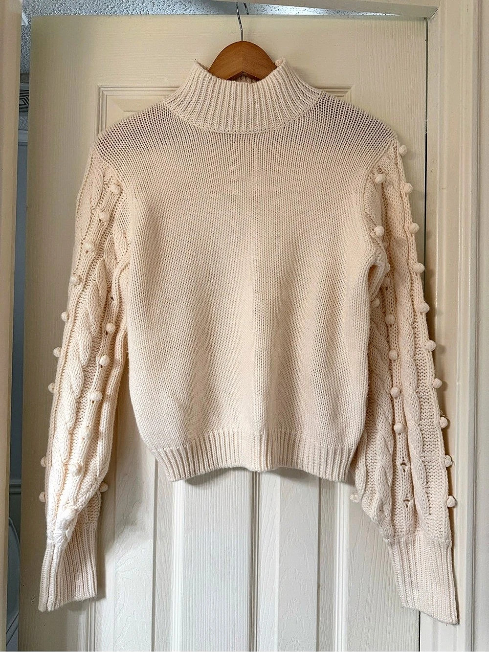 Gianni Bini Textured Turtleneck Sweater in Cream Size Medium Like New
